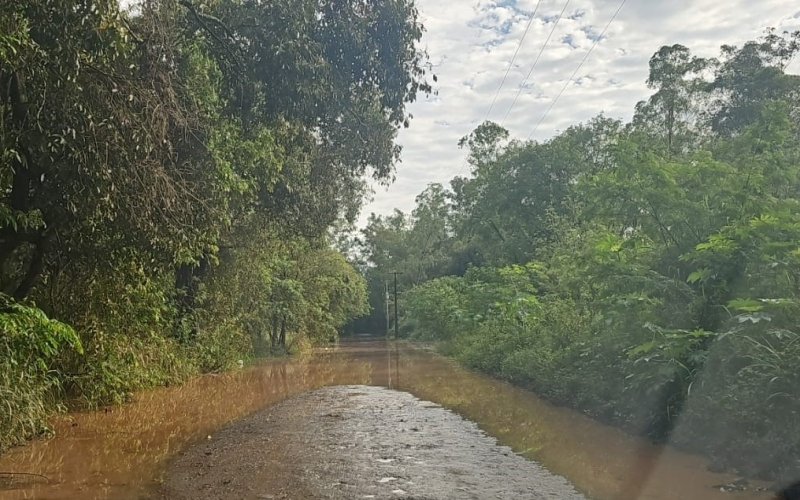 Defesa Civil interdita trecho de estrada rural e alerta para risco moderado de alagamento na Vila Pimenta