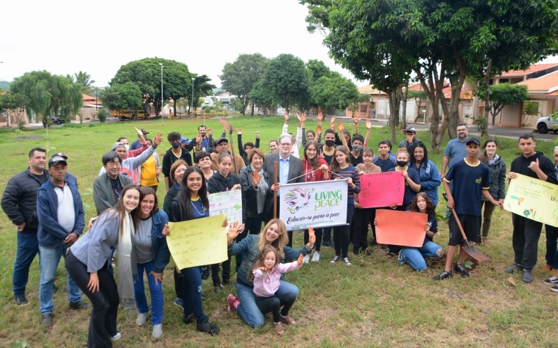 Administração municipal e APMIF promovem plantio de árvores com participação de alunos da Escola de Formação e Cidadania (ESFORCI)