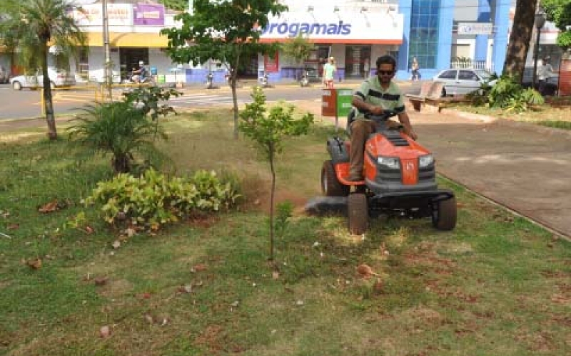 Nova aquisição da Administração Municipal agiliza roçagem de mato na cidade
