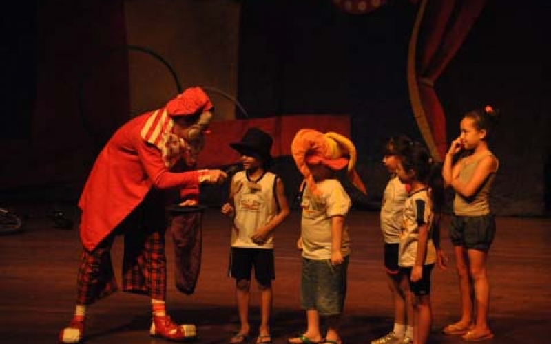 Espetáculo com Palhaço Picolé encantou 1.000 crianças dos CMEIs de Ibiporã