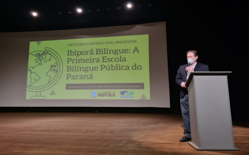 A primeira escola bilíngue do Paraná - Administração municipal e FAUEL realizam aula inaugural de formação de educadores para o ensino bilíngue