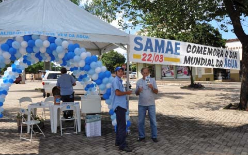 SAMAE celebra Dia da Água com estande na Praça Pio XII