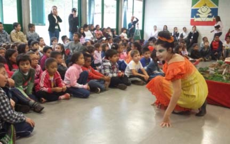 Alunos da rede municipal de ensino participam de contação de história