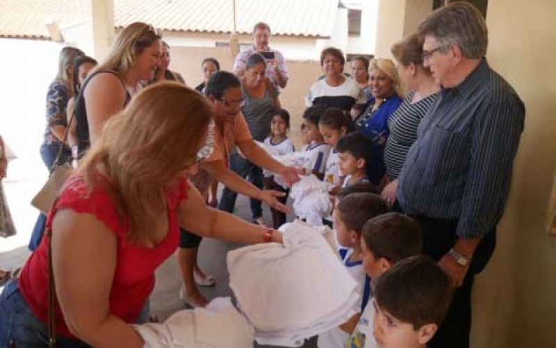 “Ibiporã na Linha do Futuro” realiza distribuição de vestuário