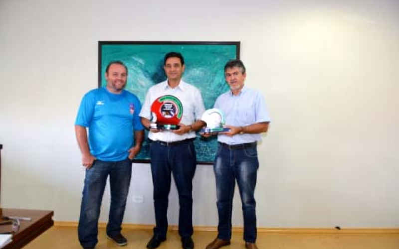 José Maria parabeniza judocas ibiporaenses por conquistas em campeonato