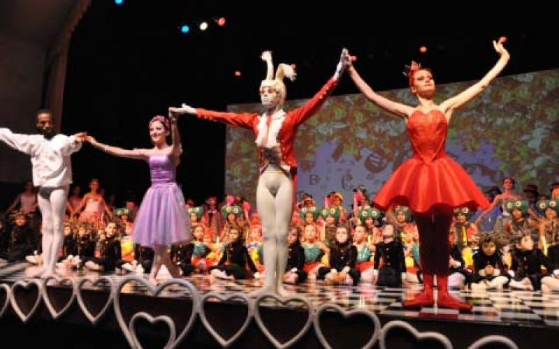 Espetáculo de ballet ‘Alice’, no Zaqueu de Melo, neste sábado (18)