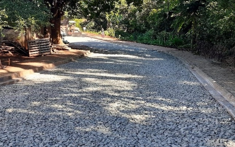 Asfalto, galerias pluviais e calçadas, na Rua Martinho Diniz. Administração municipal avança nas obras de pavimentação que deverão ser entregues até o início de novembro