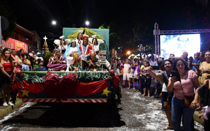 2° Desfile de Natal é um sucesso e conta com a participação de secretarias municipais e orquestra