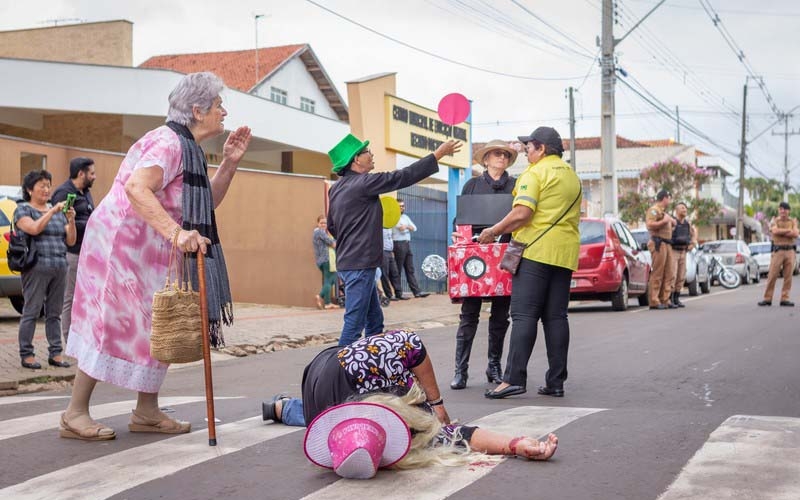 Idosos encenam perigos enfrentados no trânsito