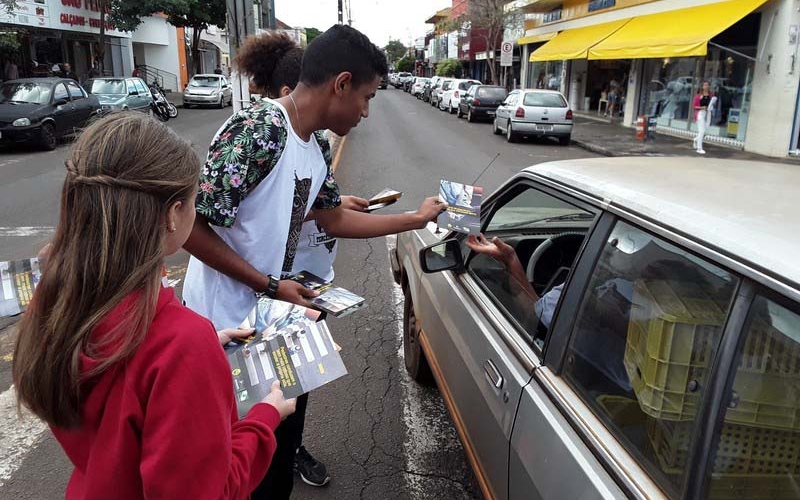 Maio Amarelo: DTrânsito, Ciretran, PM e alunos do Unidade Polo realizam blitz educativa