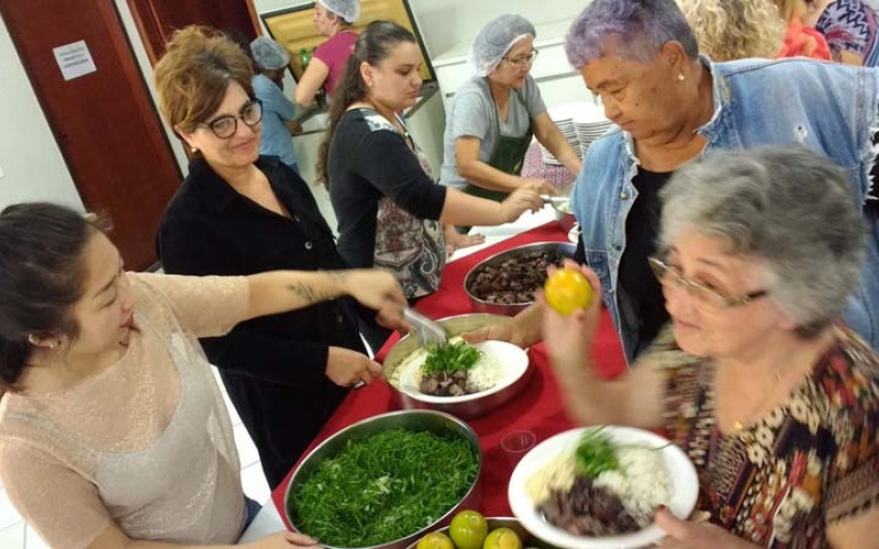 Idosos do CCI participam de almoço em comemoração ao Dia dos Pais