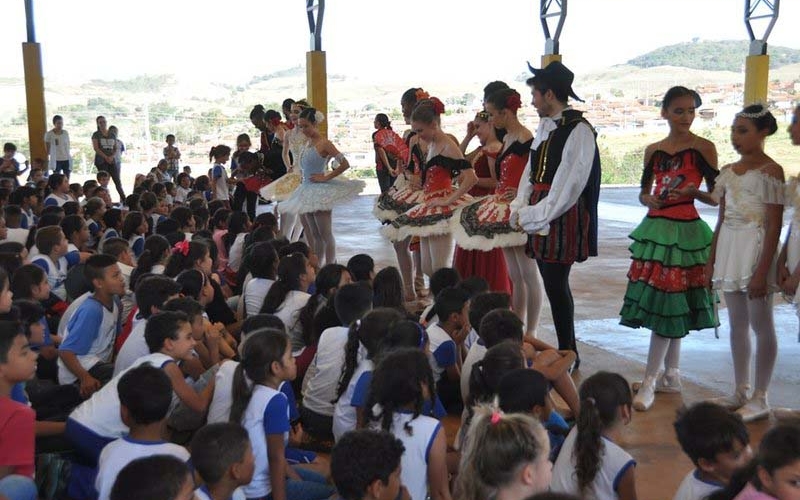 Projeto leva apresentações de Ballet a escolas municipais de Ibiporã