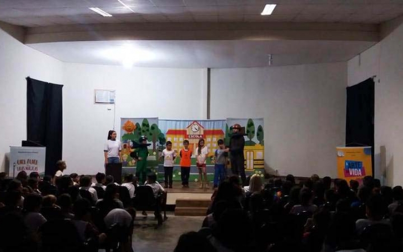 Alunos aprendem sobre reciclagem com peça teatral