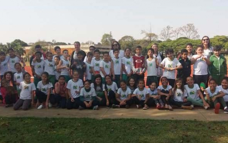 Alunos da Escola Municipal Profª Almerinda visitam pista de atletismo da UEL