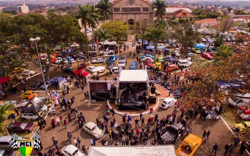 Confira fotos do 5º Encontro de Carros de Ibiporã