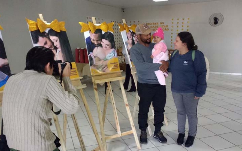 Abertura oficial da campanha “Agosto Dourado” é marcada com exposição fotográfica e palestra