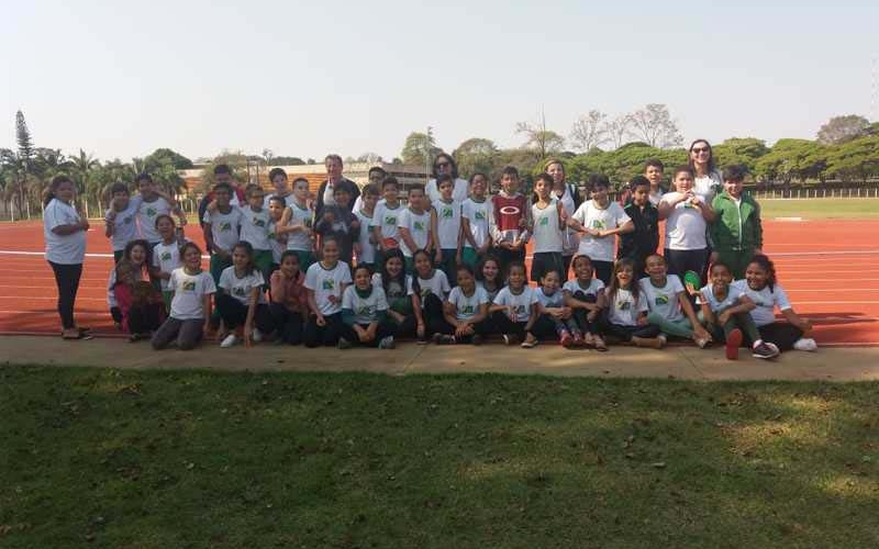 Alunos da Escola Mun. Profª Almerinda F. do Nascimento visitam pista de atletismo da UEL