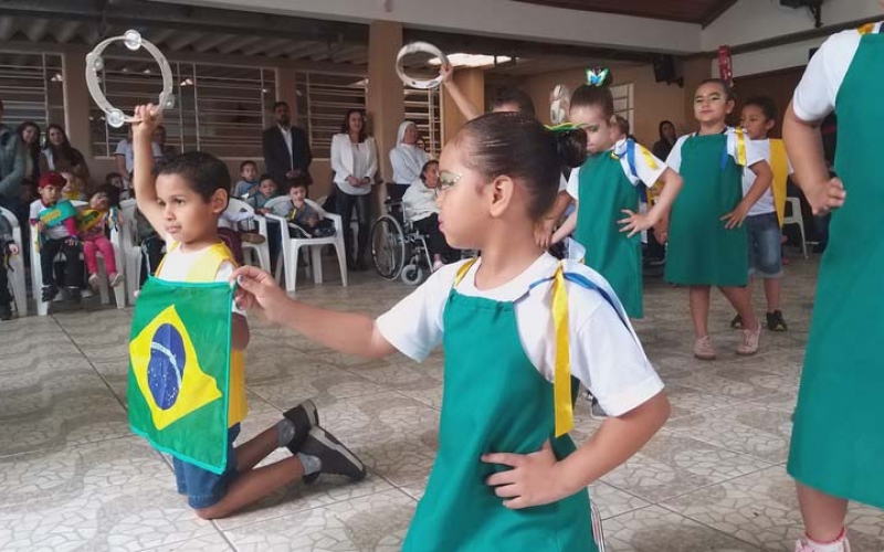 Hasteamento do pavilhão nacional é realizado no asilo Lar Pe Leoni