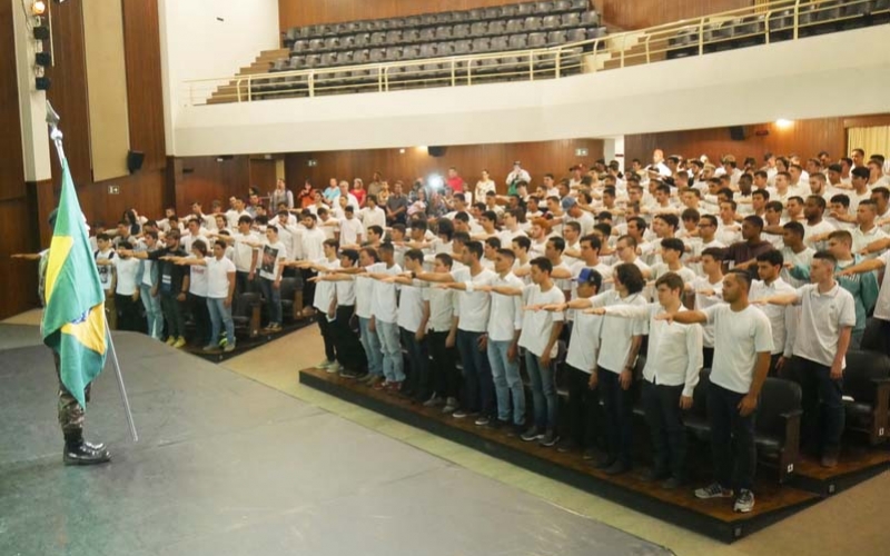 Reservistas prestam juramento à bandeira e recebem CDI em Ibiporã