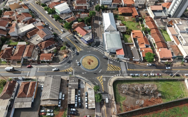 Melhorias na rotatória da Avenida Mario de Menezes completam duas semanas e rendem elogios de moradores 