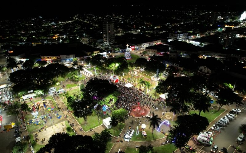 Ibiporã brilha: decoração natalina e show da Família Lima encantam a cidade