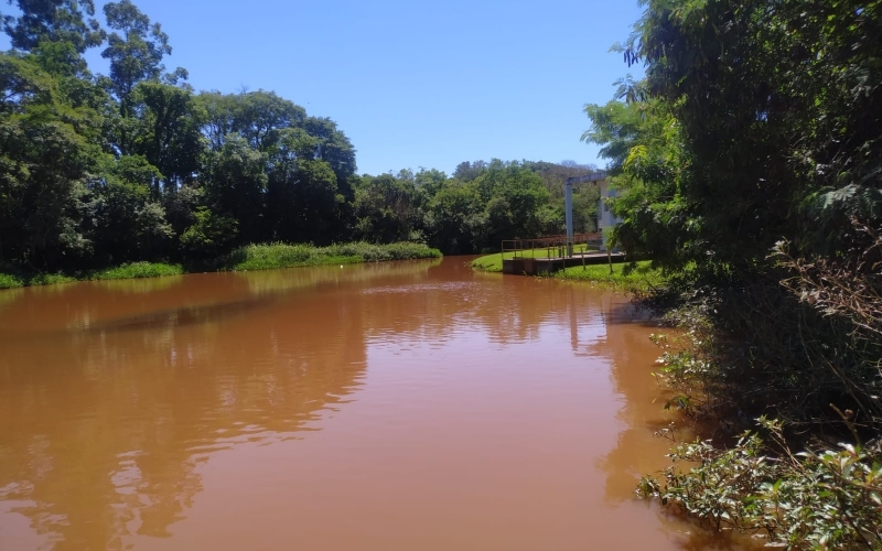 SAMAE instala ecobarreira para evitar passagem de lixo flutuante no Ribeirão Jacutinga