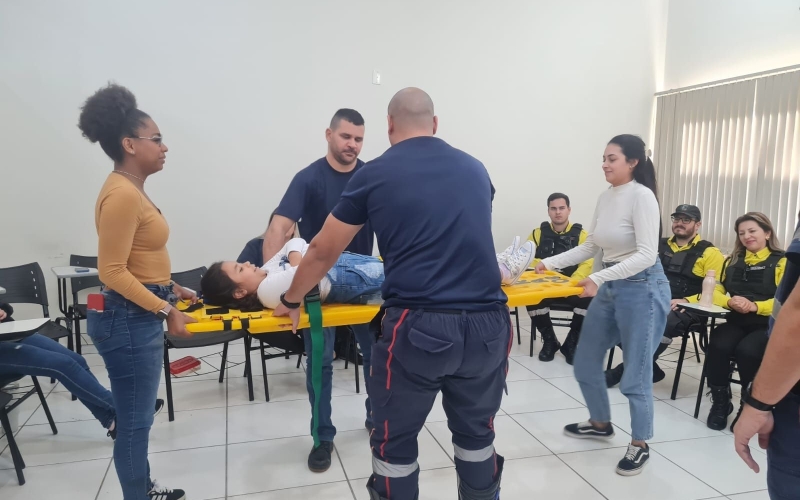 Servidores da saúde e do trânsito de Ibiporã participam de curso prático sobre imobilização em urgências e emergências