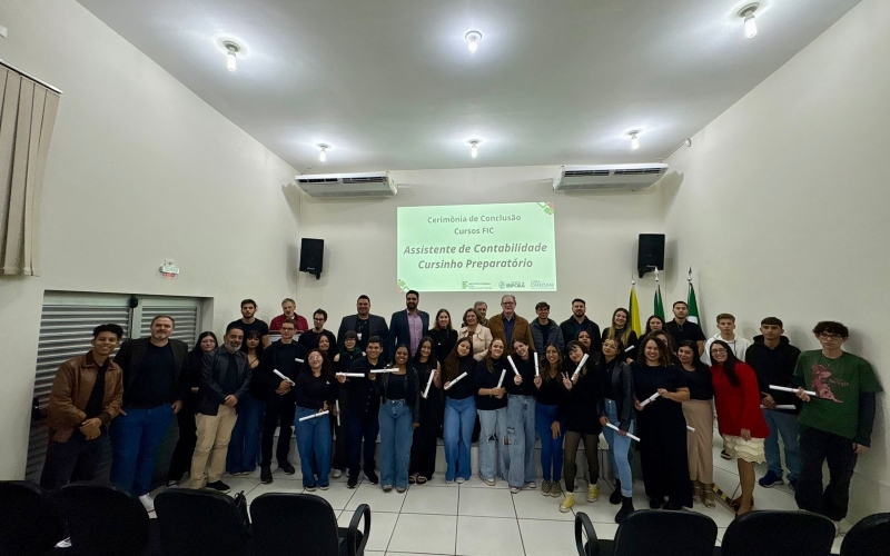 Formação e futuro: estudantes de Ibiporã celebram conclusão de cursos profissionalizantes e preparatório para vestibulares